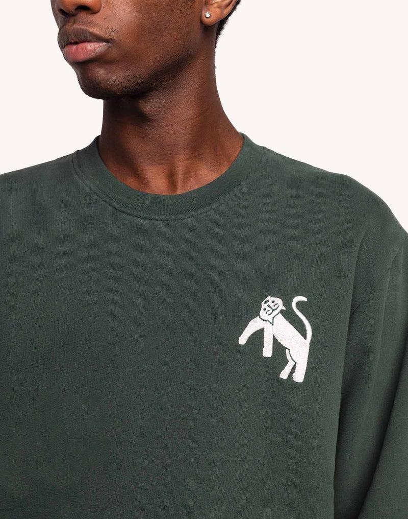 OLOW Wild Sweatshirt Herren Lärchengrün – Bruststickerei am Model